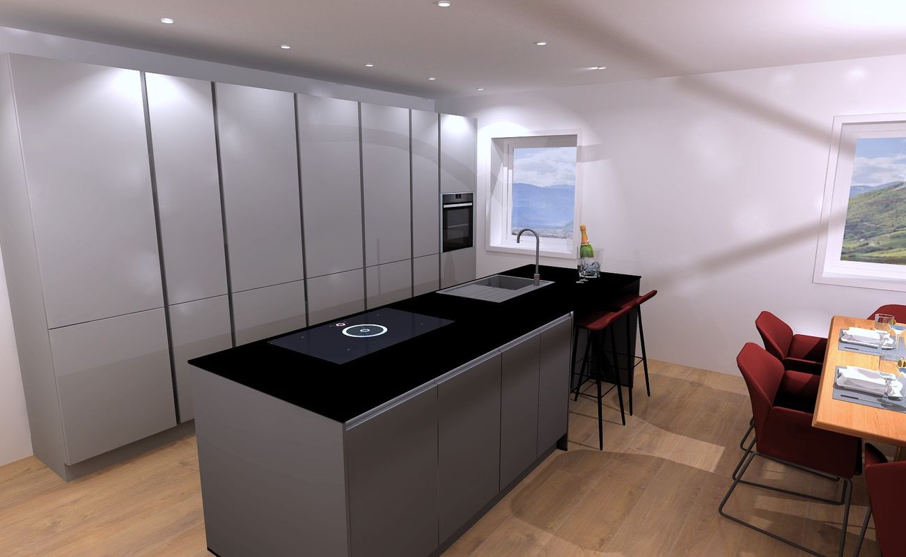 Moderne Küche mit grauen Schränken, schwarzer Arbeitsplatte und einem Essbereich mit roten Stühlen und einem Holztisch.